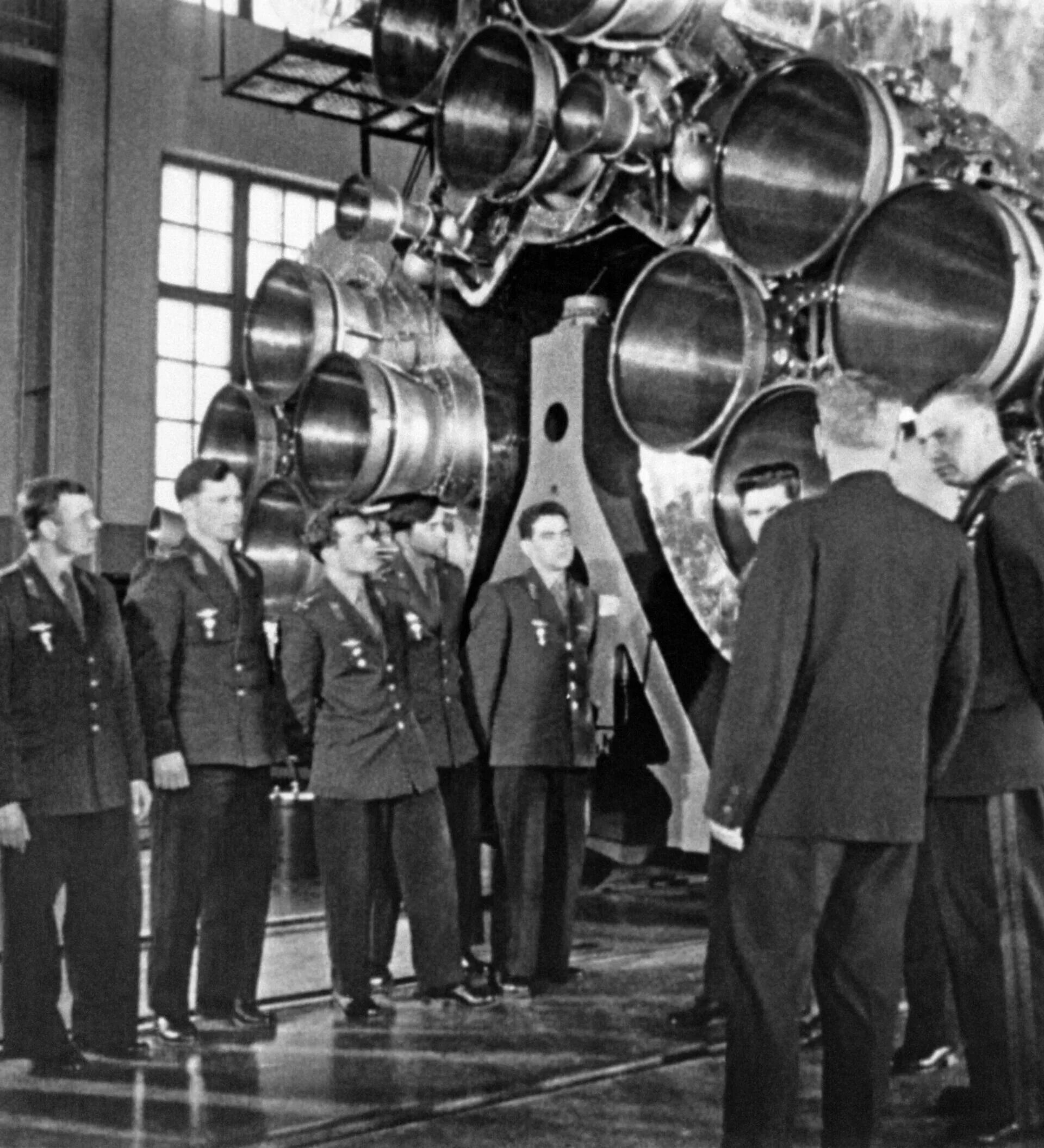 Фото первого полета гагарина. Гагарин 1960. Отбор Космонавтов 1961. Конструкторское бюро Королев 1960.