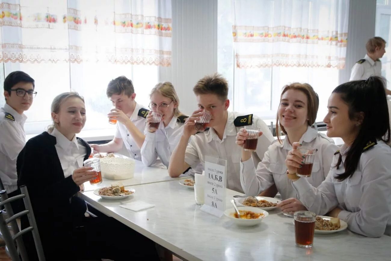 Еда в столовой в колледже. Очередь в столовой. Студенческая столовая колледжа. Школьная столовая. Питание студентов.