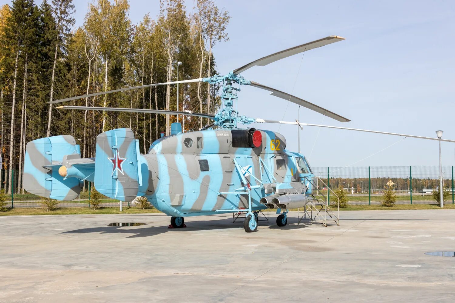 Парк вертолет. Ка-26 вертолёт кумертау. памятник вертолет ка-26 кумертау. кумертау вертолетный парк. кумертауское авиационное производственное предприятие (кумапп).