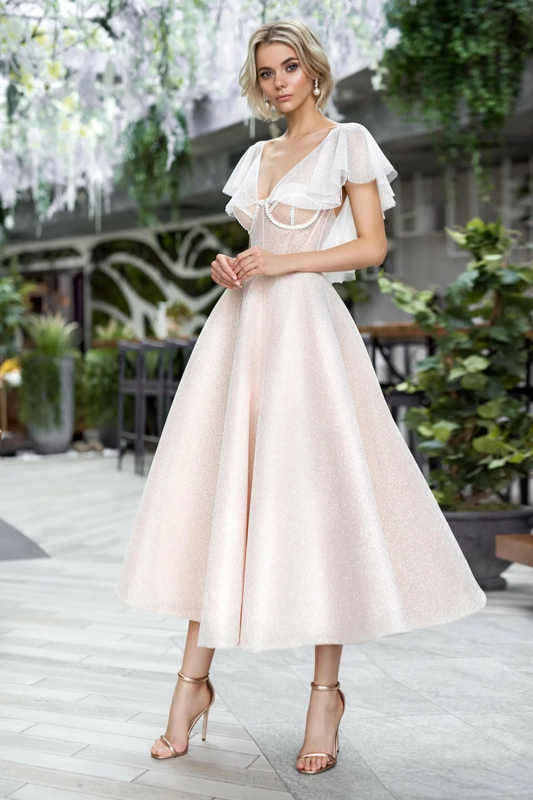 Свадебные платья милии. Платье мидич. Платье тед бейкер. Свадебные платья короткие. Платье на свадьбу с открытыми плечами.