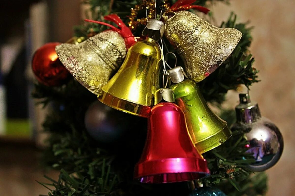 Новогодние колокольчики. Новогодние колокольчи. Колокольчик на елку. Рождественский колокольчик. Елочные колокольчики