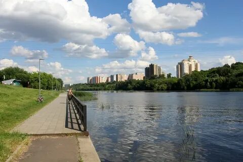 Москва расположена на берегу реки