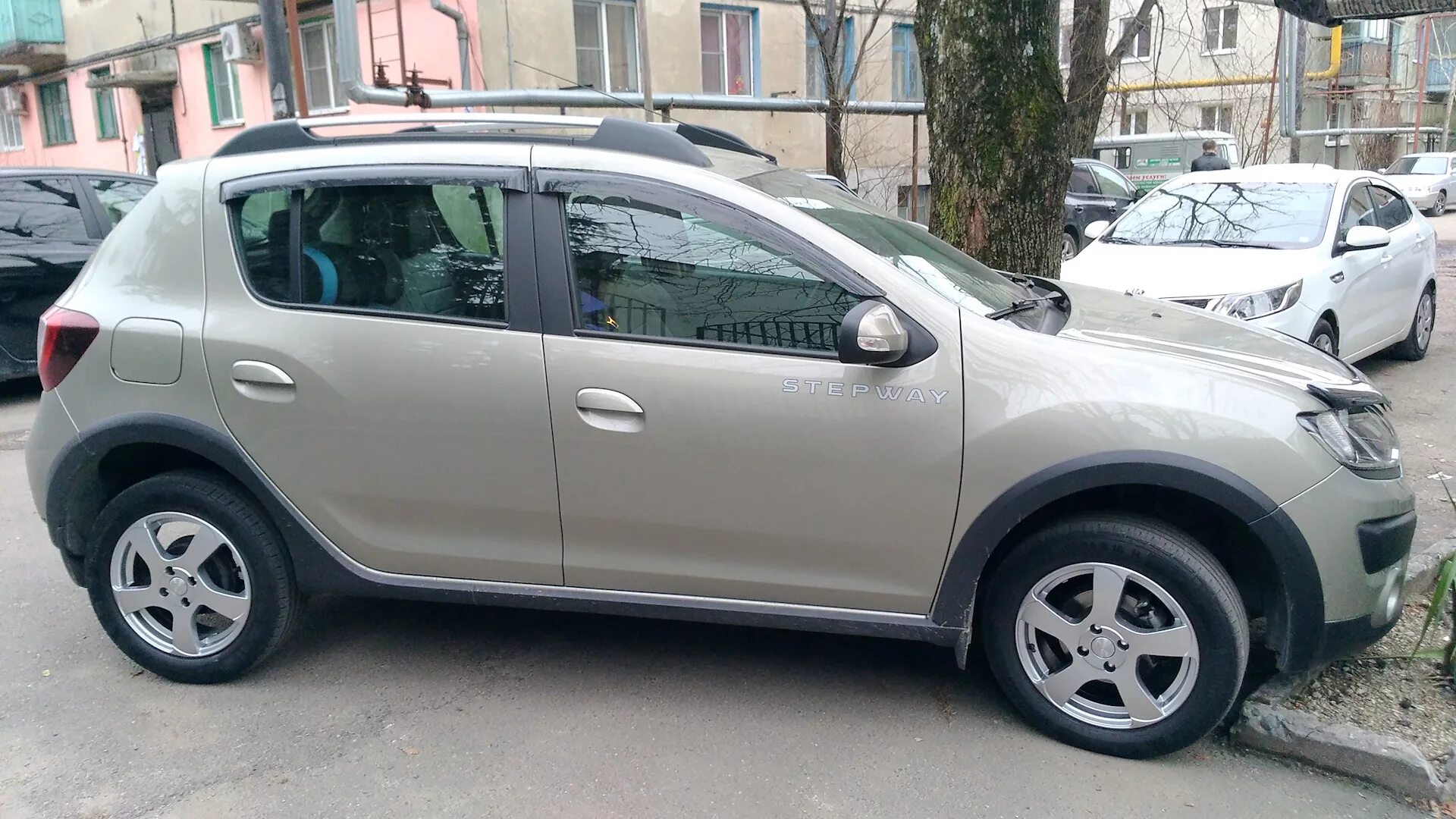 Renault sandero stepway диски. Диски на Рено Сандеро степвей 2. Renault Sandero Stepway диски 16. Renault Sandero Stepway 2014 Disk. Диски r16 Sandero Stepway.