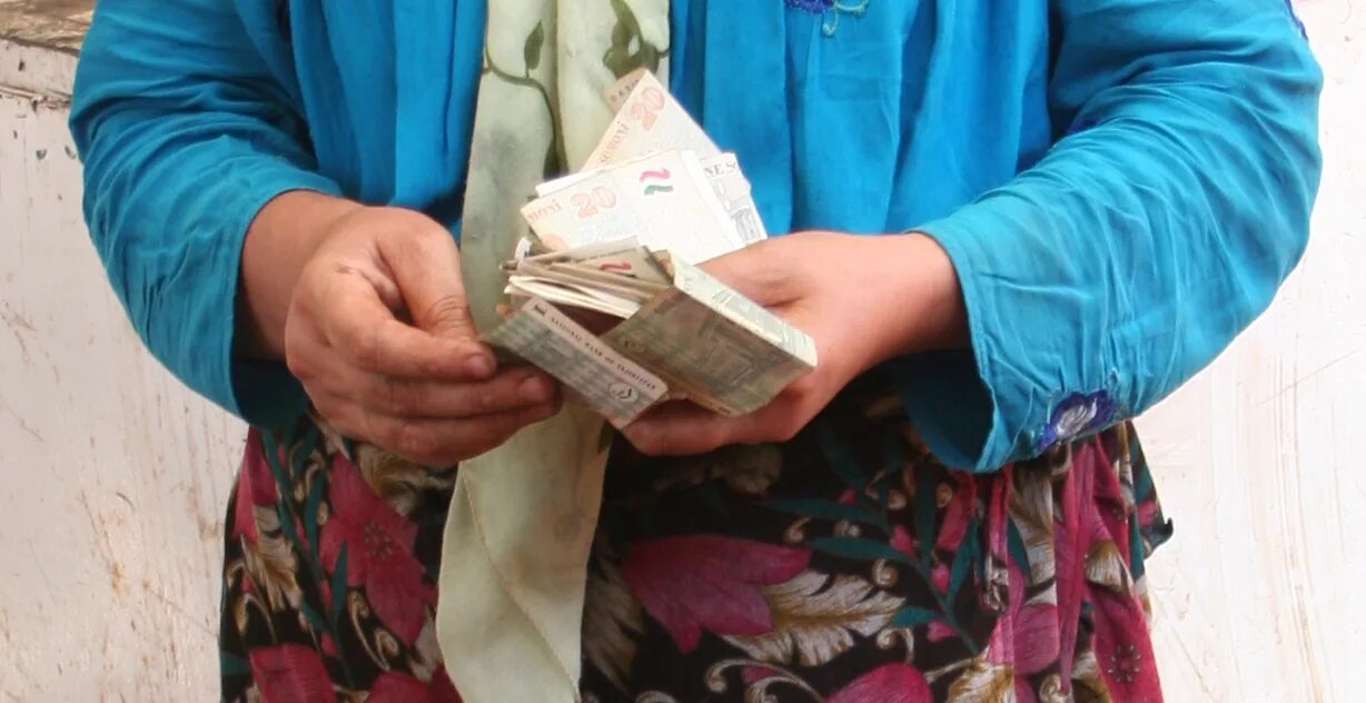 Зарплата в Таджикистане. Таджикские деньги. Таджик с деньгами. Таджикский деньги на руках.