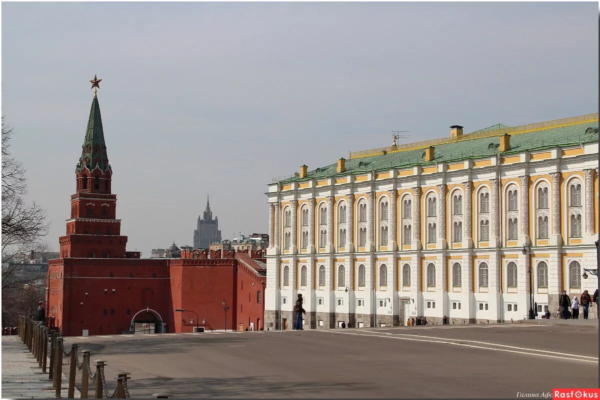 Оружейная палата московского кремля здание. Оружейная палата московского кремля архитектура. Музей оружейная палата в москве. Алмазный фонд московского кремля. Оружейная палата в кремле.