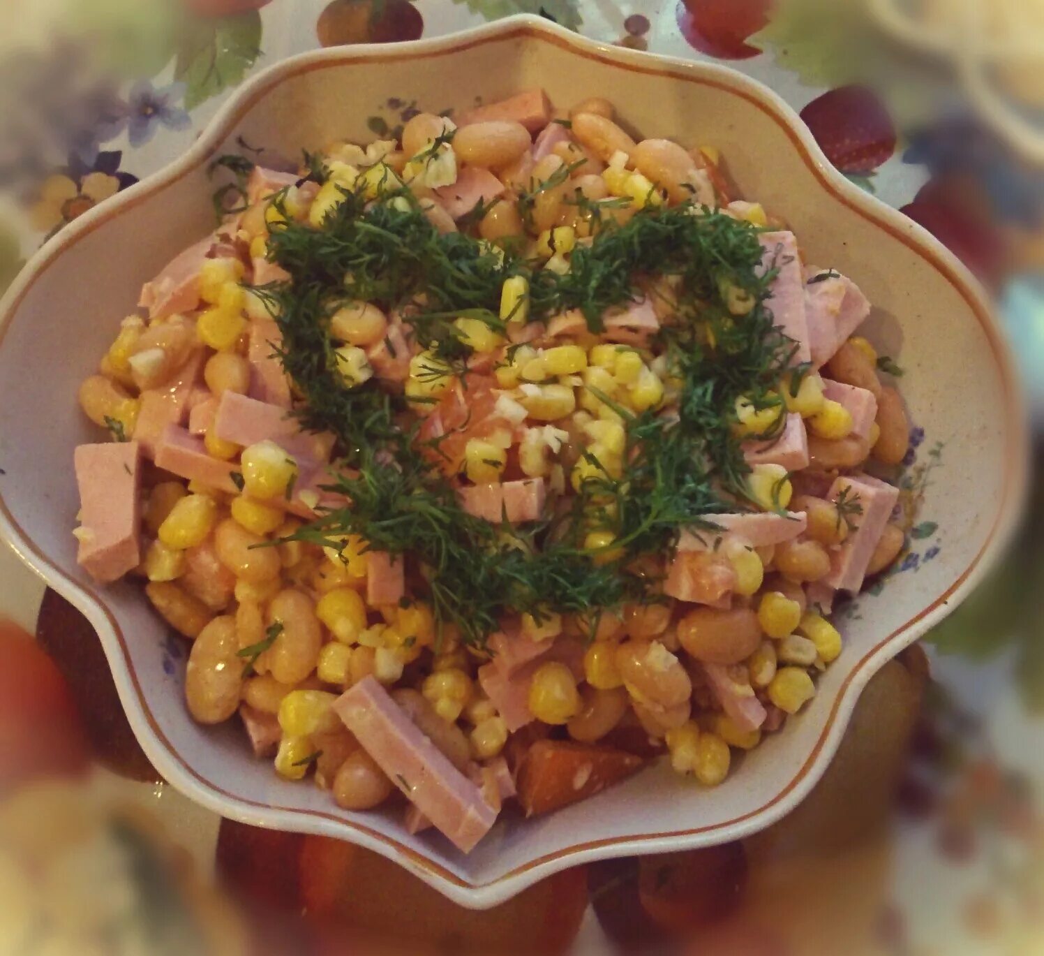 Салат с кукурузой консервированной фасолью и сухариками. Салат фасоль кукуруза с сухариками. салат ветчина фасоль кукуруза сухарики. салат с фасолью и сухариками. салат из фасоли с сухариками.