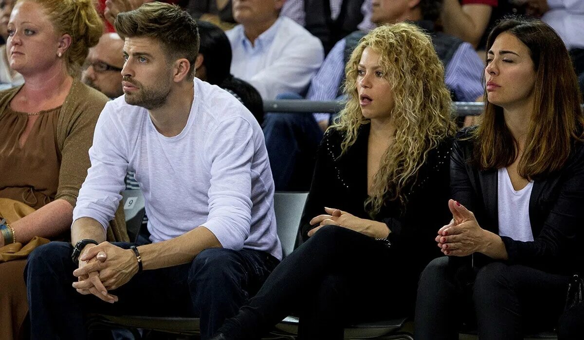 Шакира биография личная жизнь фото Shakira takes pictures of her son Sasha on play date in the park YouTube