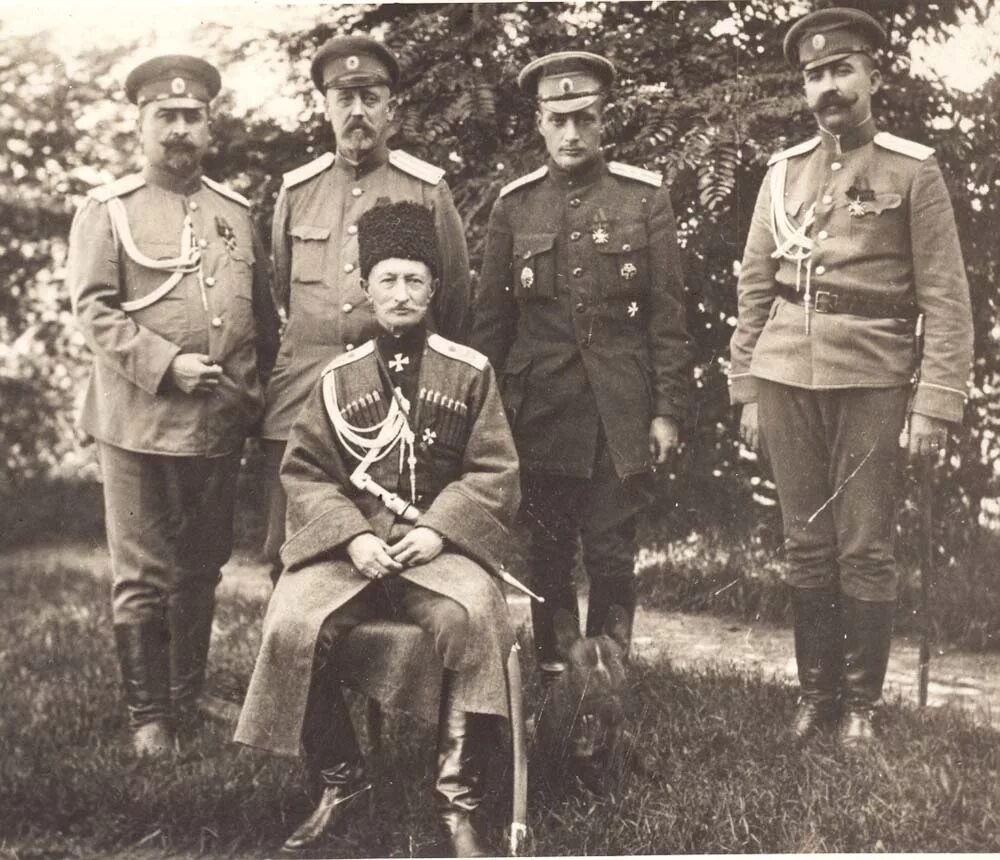 Генерал Брусилов в 1916. Генерал от кавалерии а.а. Брусилов среди офицеров штаба 8-й армии.