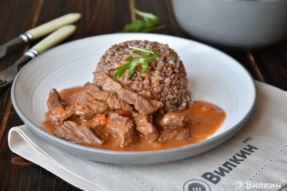 Подлива из говядины с мукой. Говядина тушеная с подливкой. гуляш из говядины с подливкой. подлива из говядины. гуляш из свинины с подливкой.