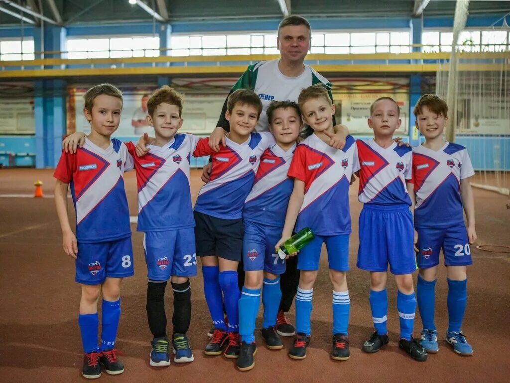 Секция фк. 20 школа метеор. Футбольная школа метеор екатеринбург. Стадион метеор рыбинск. Метеор футбол.