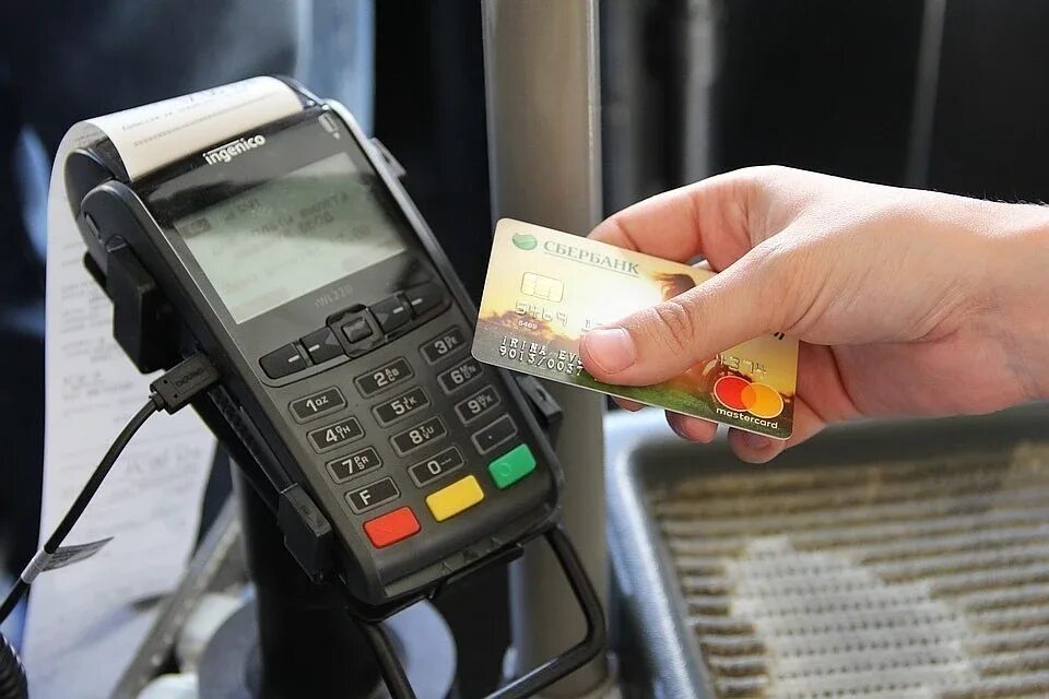 Терминал оплаты в автобусе. Терминал для оплаты банковскими картами в автобусе. безналичная оплата в автобусах. терминал для безналичной оплаты в автобусе.