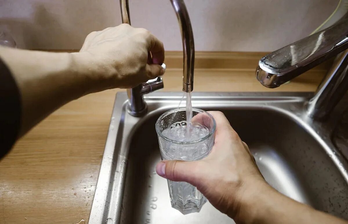 Отключили воду. Питьевая вода отключена. Вода из под крана с известью. Налить воду в стакан из под крана. Включи воду на 30