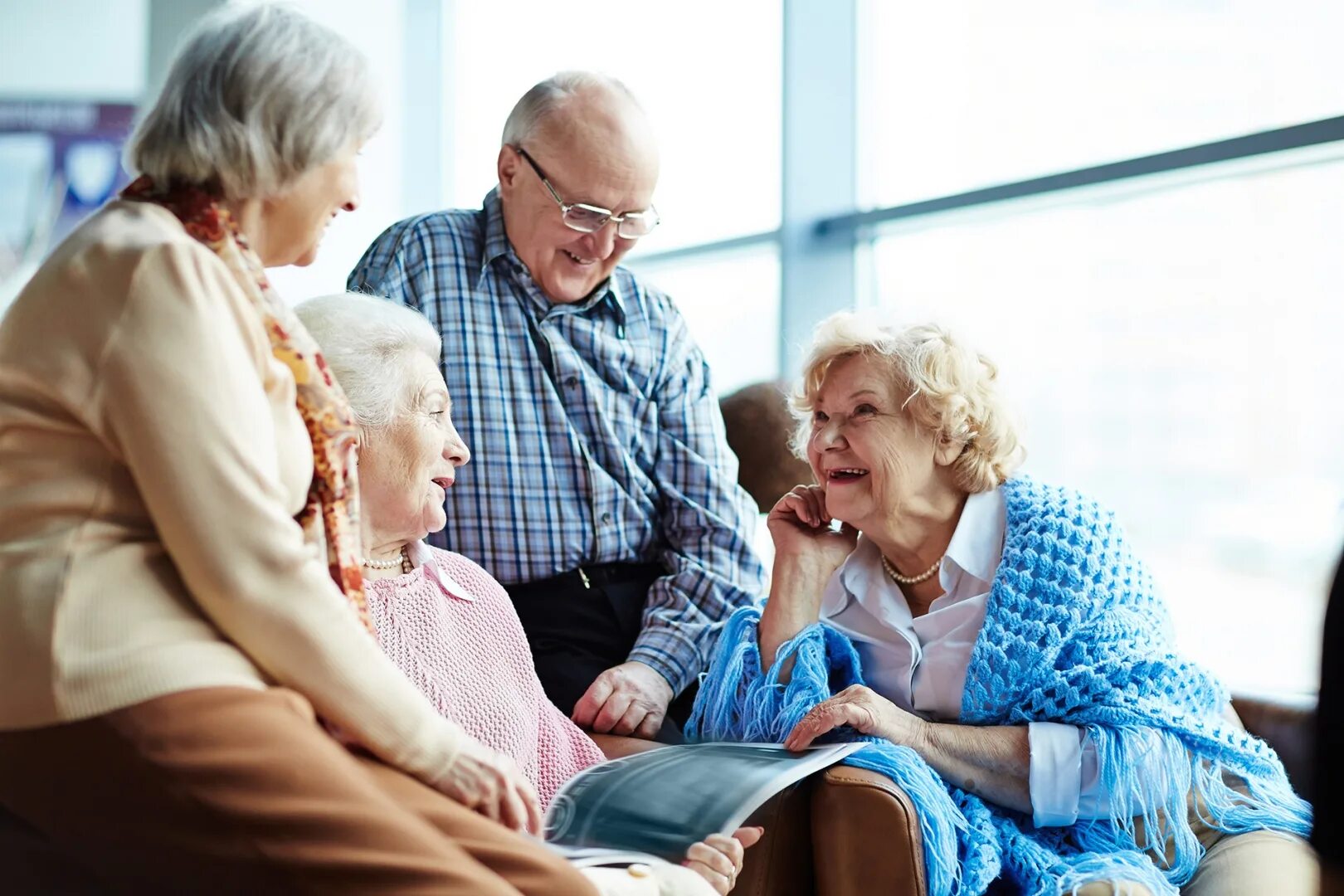 Living old age. Пожилые люди. Пенсионеры в доме престарелых. Общение с пожилыми людьми. Люди пожилого возраста.