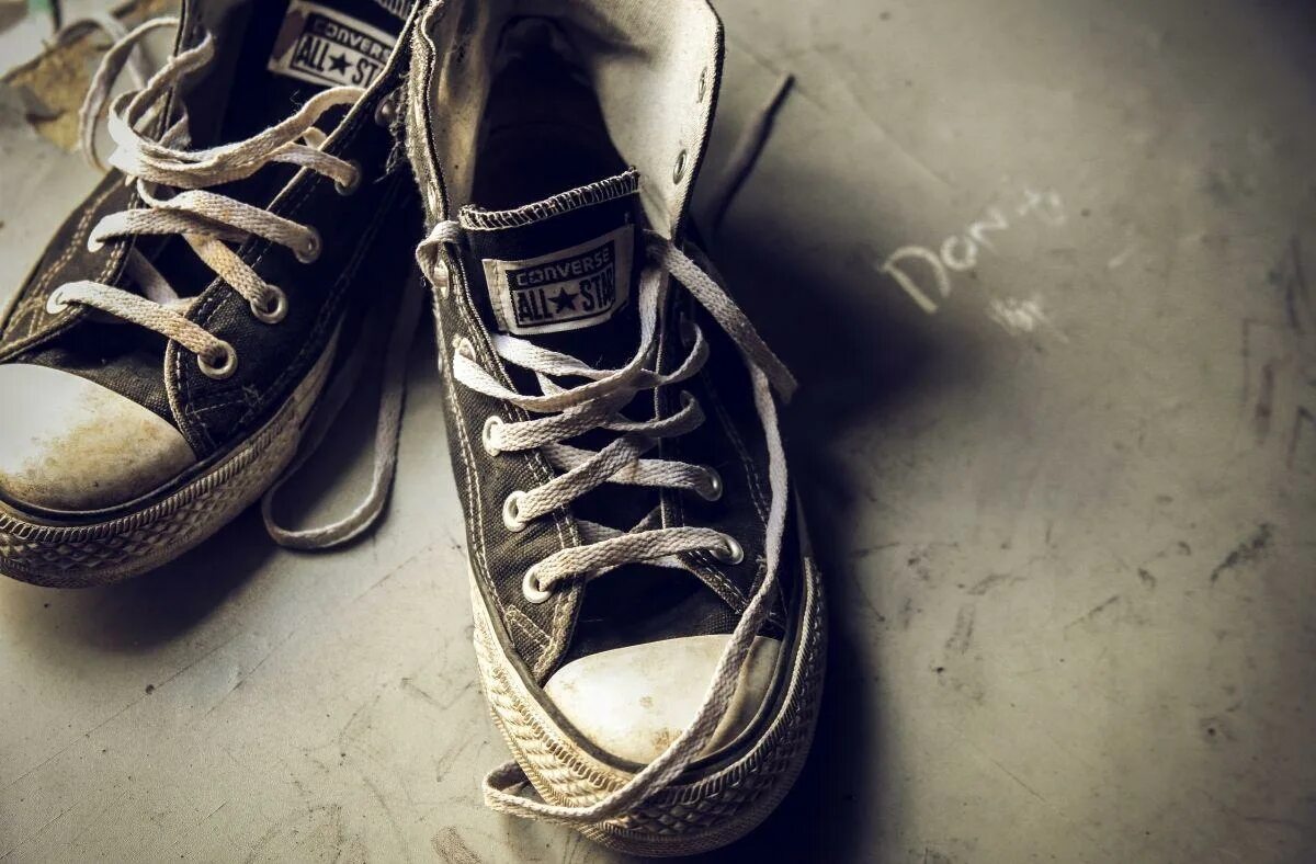 Поношенные кроссовки. Джинсы потертые кеды поношенные. Converse a00752c. Старые кроссовки. Джинсы потертые кеды поношенные.