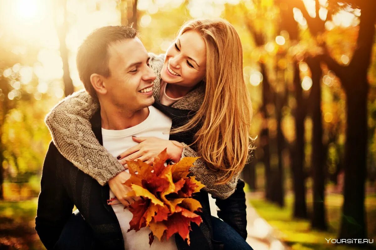 Осенняя лав стори в парке. Осень пар. Пара в парке. Осенние парочки. Осень пар.
