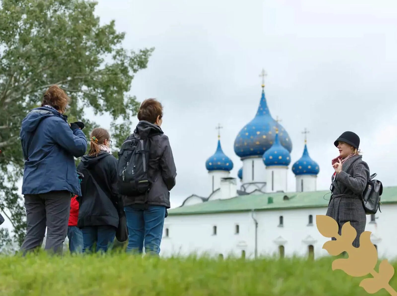 Время идти в храм. Люди идут в храм. люди идут в храм фото. православный экскурсовод. экскурсовод в храме.