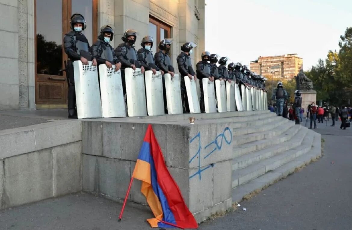 Протесты в Армении задержания. Ереван люди. Депрессивная Армения. Митинг в Таганроге жителей Украины около 3 отделения полиции. Очередь в ереване