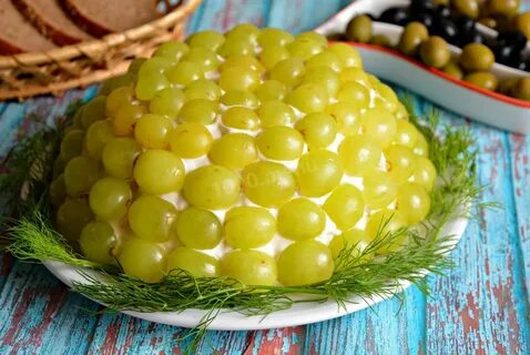 Салат с курицей грецкими орехами и виноградом