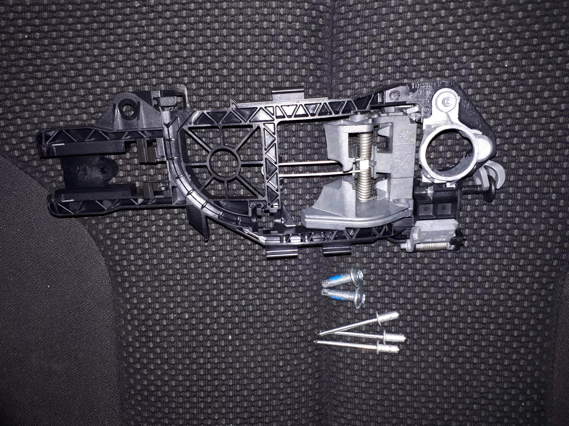 Passat b6 кронштейн ручки. Кронштейн ручки двери Пассат б6 передний левый. Механизм открывания двери Пассат б6. Механизм ручки двери водителя Пассат б6.