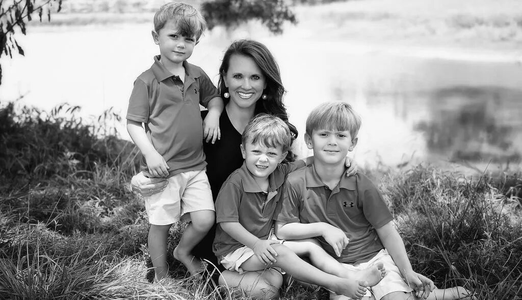 Фото рассказы сын. Три мальчика и мама. Мать с тремя детьми. Мама и 3 сына. Фотосессия мама и трое мальчиков.