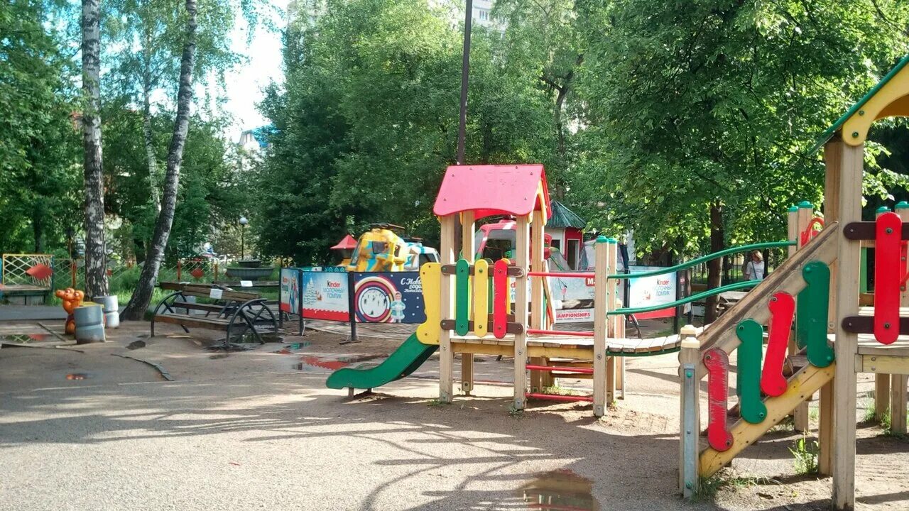 площадка новосибирск. качели на площадке. центральный парк новосибирск детская площадка. сказочный парк новосибирск. парк для детей в новосибирске.