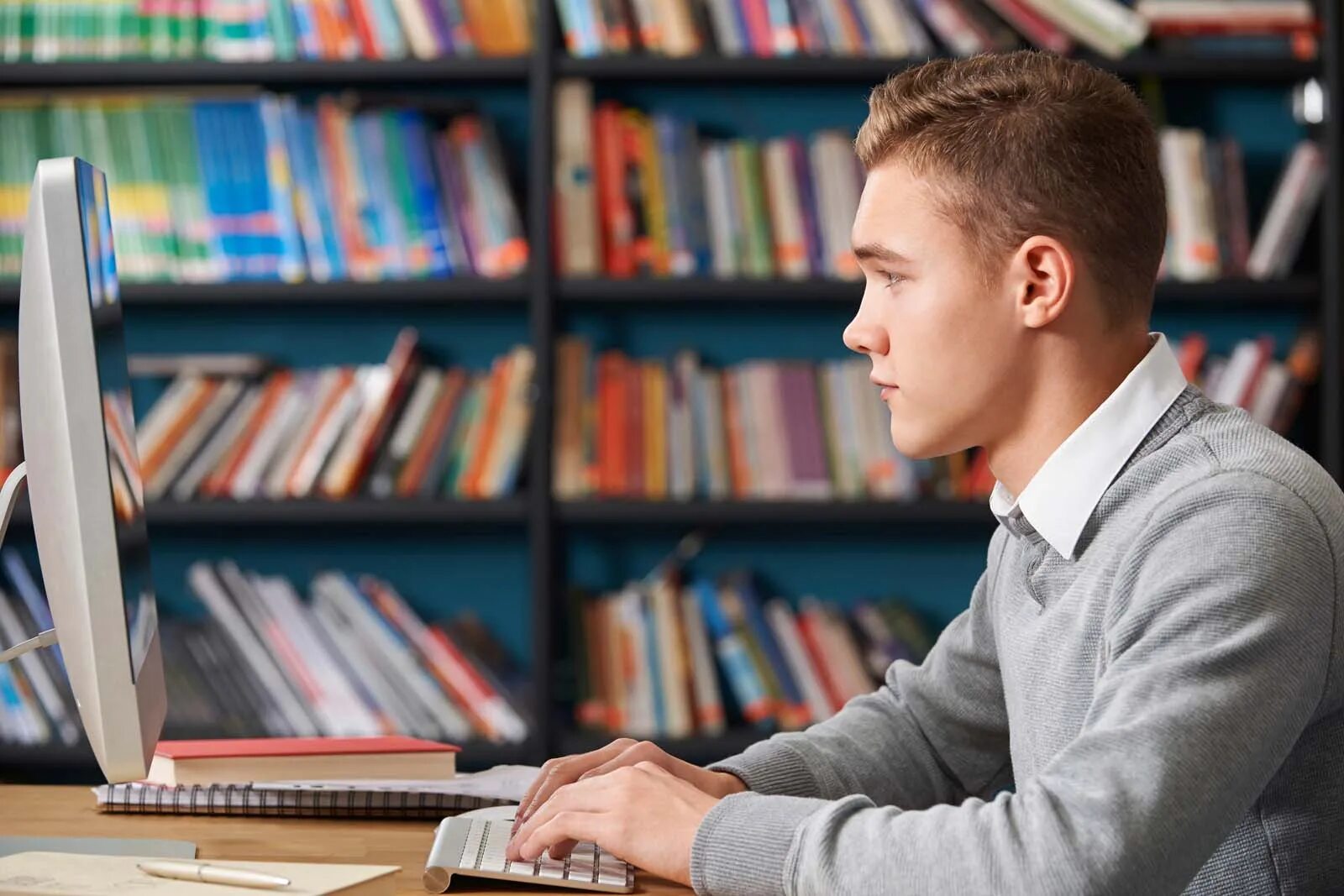 Student resources. Подросток за компьютером. Студенты в библиотеке. Подросток бизнесмен. Подросток за ноутбуком.