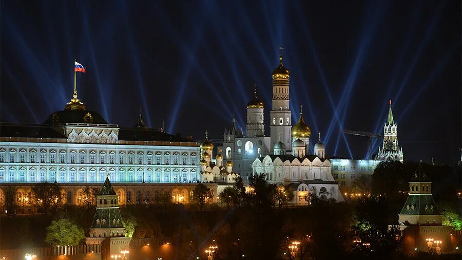 Static kremlin. Большой Кремлёвский дворец ночью. Кремлевский дворец ночью. Кремль ночью с флагом. Московский Кремль флаг ночь.