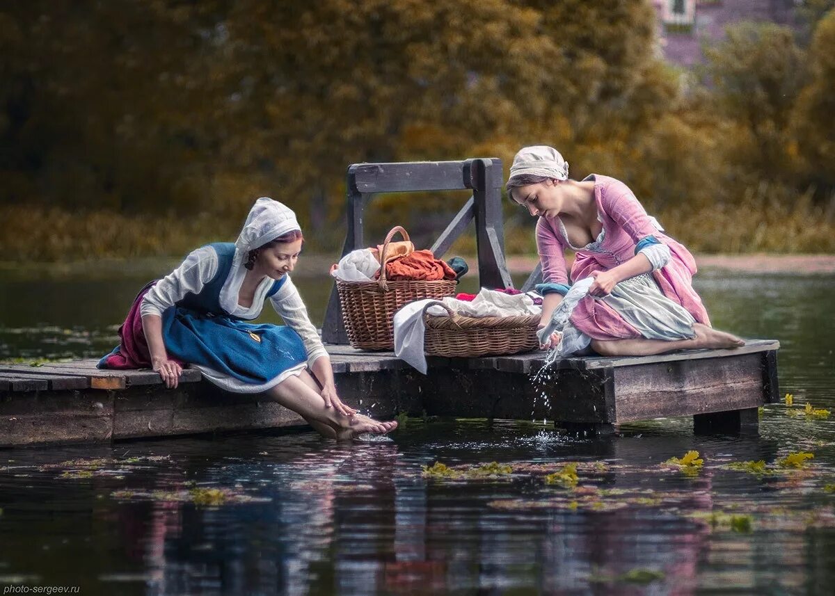 Стирка на реке. Стирка белья на речке. Женщина стирает белье в реке. Фотосессия стирка в деревне. Люди стирают белье