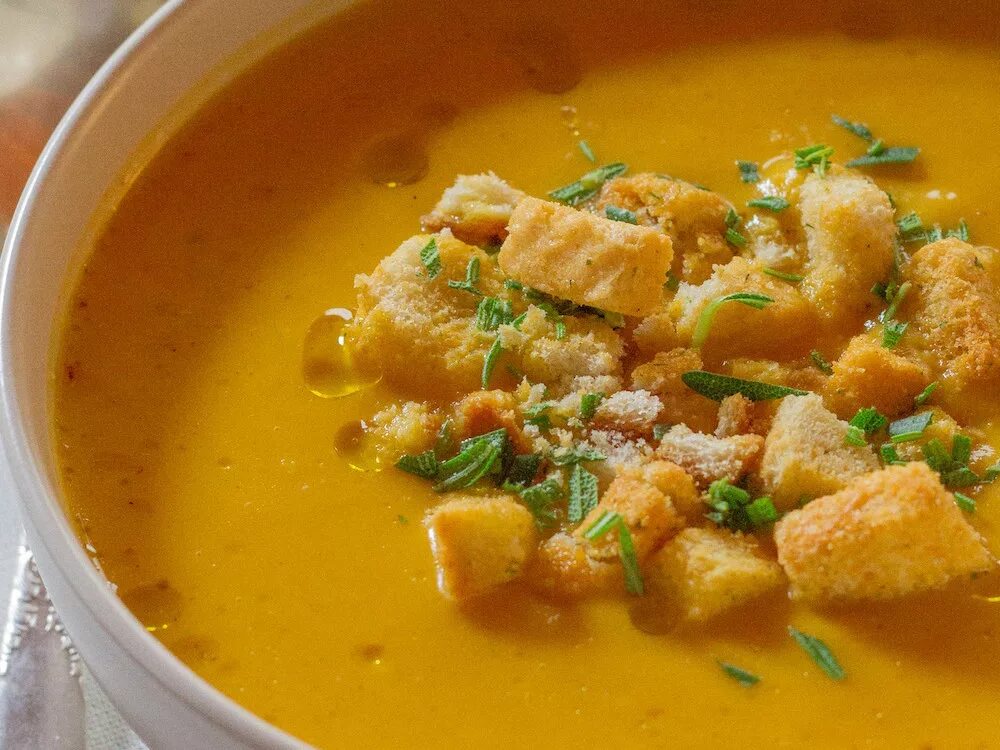 Как приготовить суп из тыквы с курицей. Тыквенный суп с гренками. суп-пюре из тыквы с гренками. тыквенный суп-пюре с гренками. суп с тыквой и курицей.