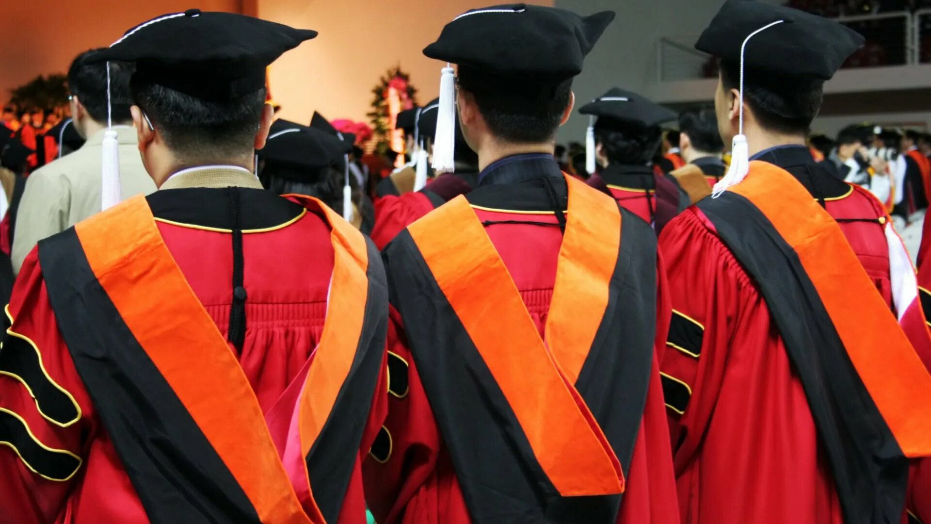 An undergraduate has a degree. Выпускники азиаты. phd degree. masters degree in italy. graduation photo.