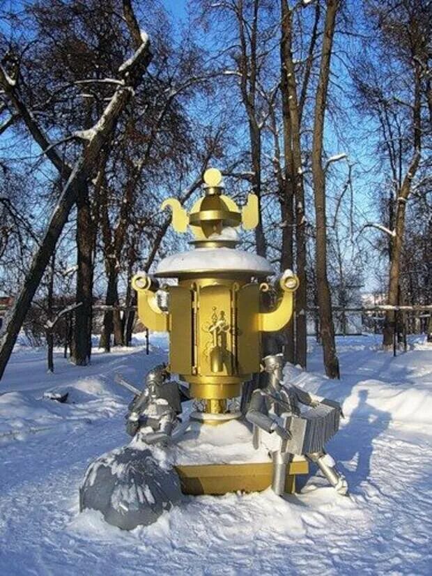 Самовар суксун. Суксунский самовар памятник. Памятник самовару в Суксуне. Памятник Суксунскому самовару Суксун. Суксун Пермский край памятник самовару.