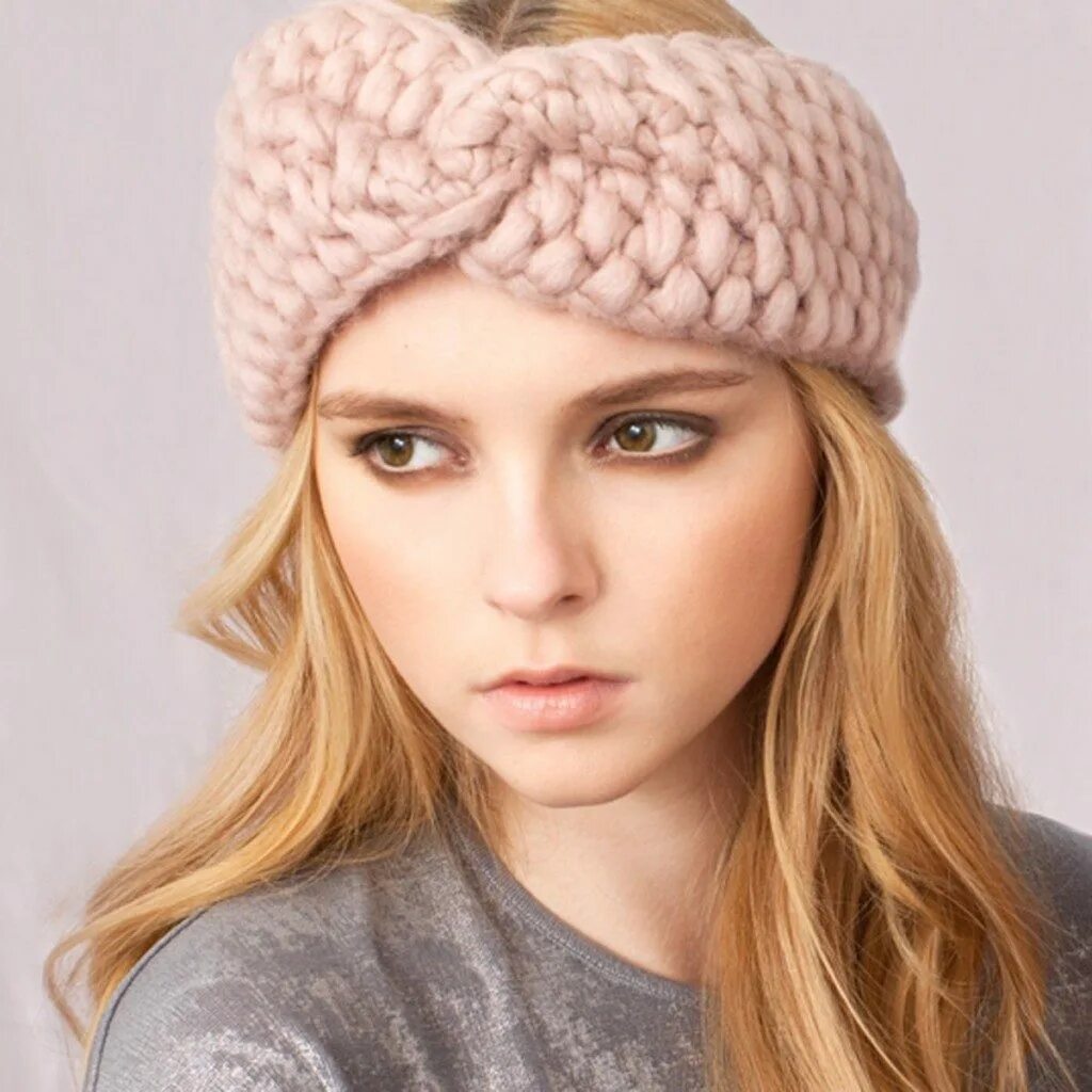 Вязание повязки на голову спицами. Как связать повязку спицами. Вязакая повязка наголову. Повязка на голову вязаная. Повязка на голову вязаная спицами.