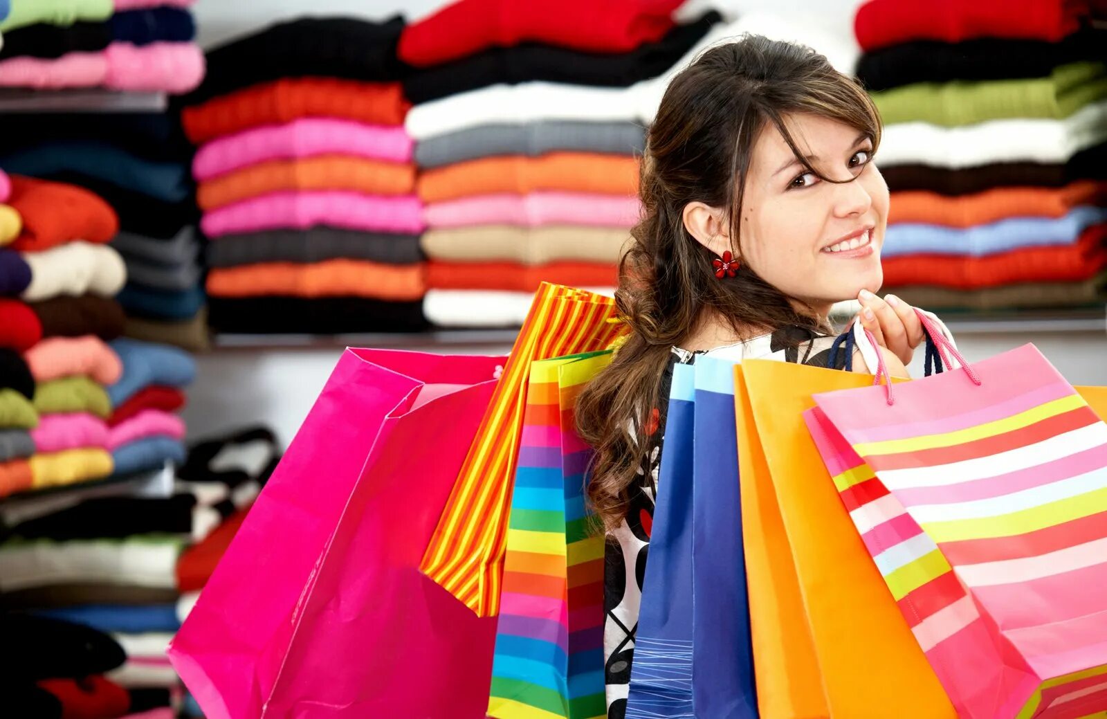 12 shopping. Куча одежды. Шоппинг. Девушка с покупками. Вещи одежда.