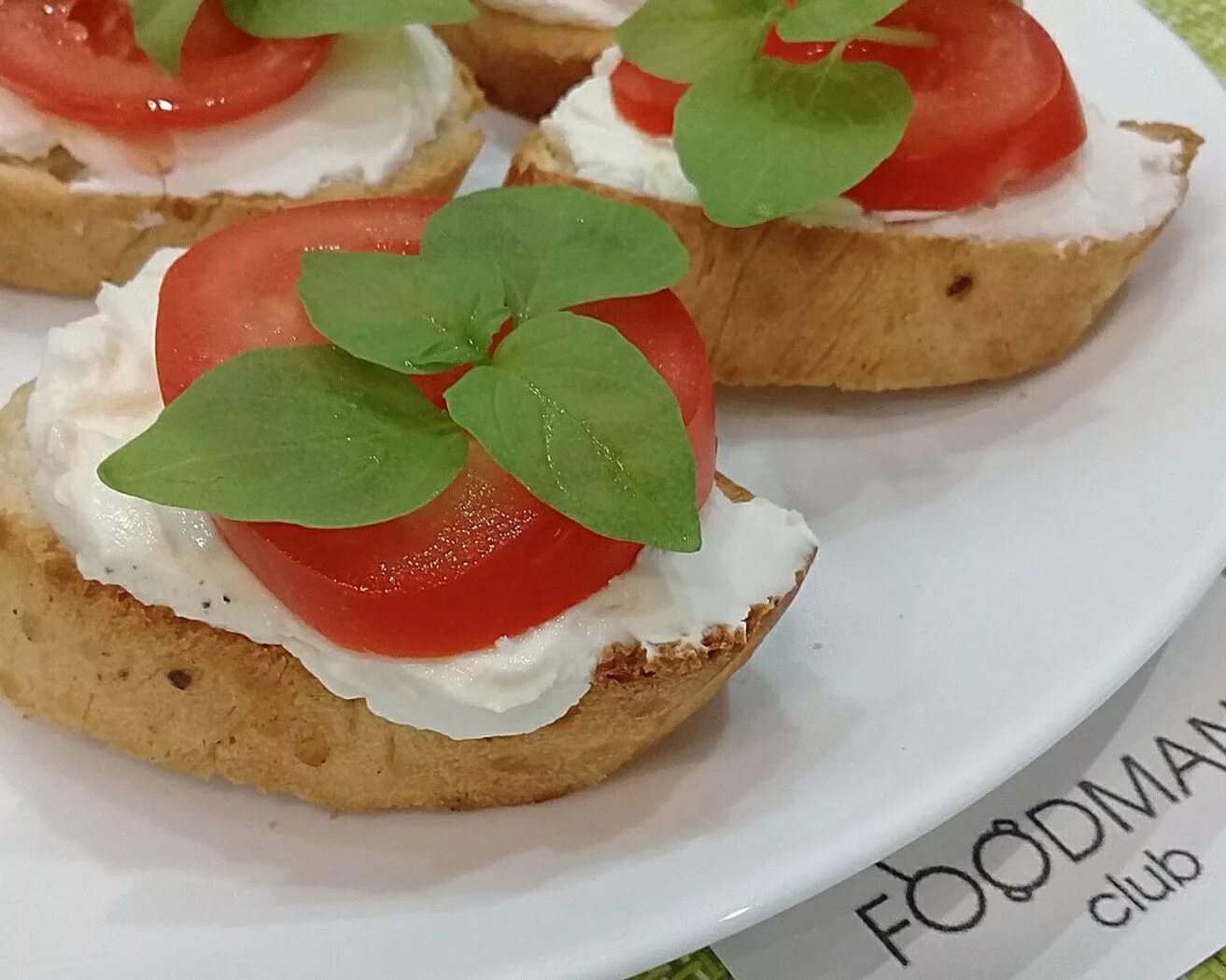 Рецепты со сливочным сыром с фото. Брускетта с авокадо и творожным сыром. бутерброды с творожным сыром. бутерброды с твожныи сыоом. бутербродс творожный сыром.