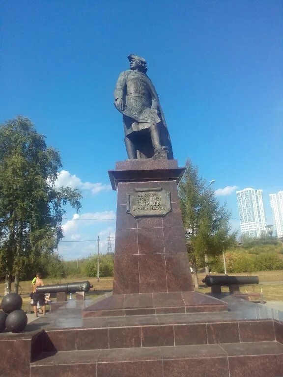 Татищев пермь. Татищев памятник в перми. памятник василию татищеву в перми. сквер имени татищева. сквер татищева пермь.