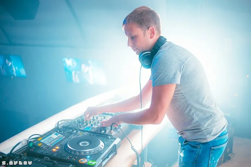 Dj за пультом. D j работа. Джей джей диджей. Диджей павел волков. D j работа.