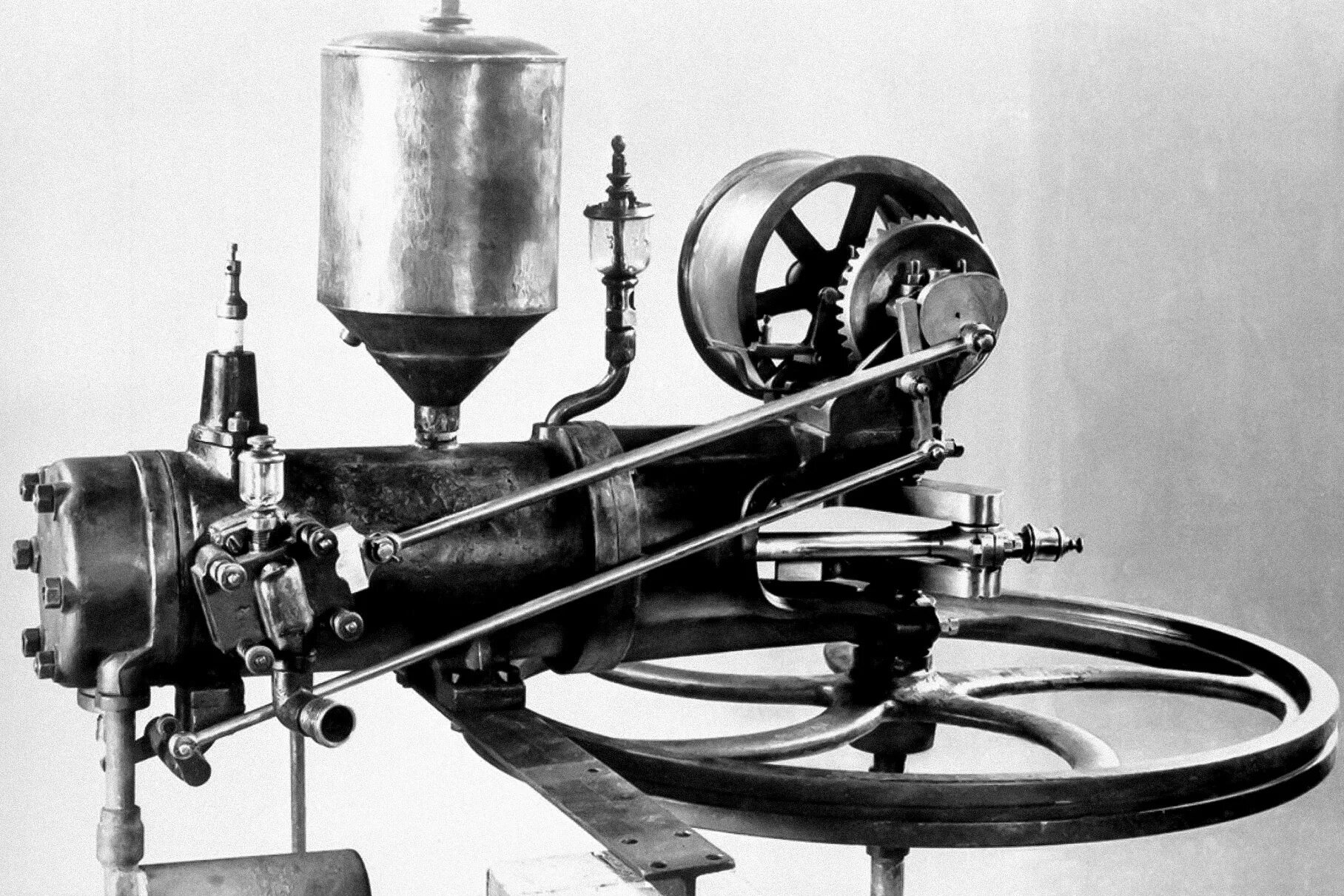 Первый автомобиль внутреннего сгорания. Бензиновый двигатель внутреннего сгорания 1886.