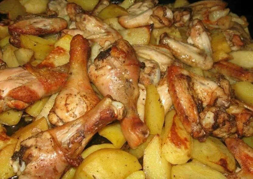 Хрустящие куриные ножки в духовке с картошкой. Курица в духовке. курица с картошкой. курица с картошкой в рукаве. курочка с картошкой в духовке.