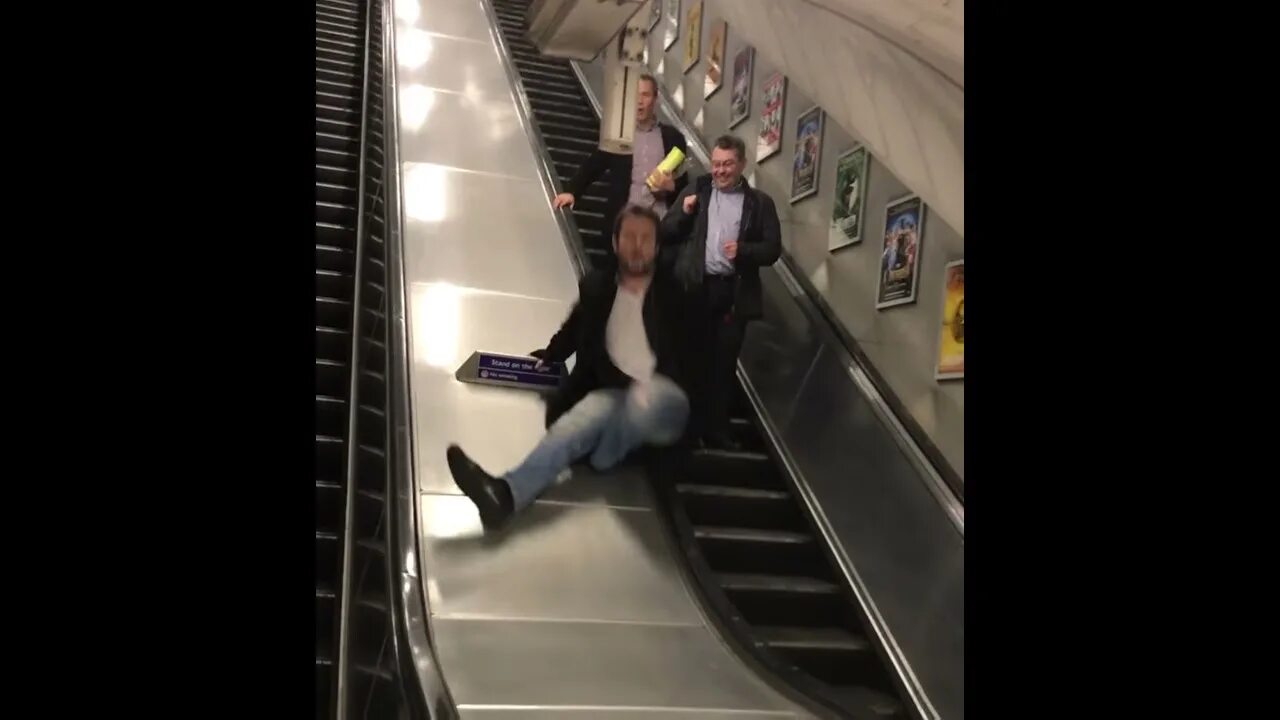 Эскалатор метро спускает идущего по нему. Парни на эскалаторе в метро. падение с эскалатора в метро. мужчина на эскалаторе.