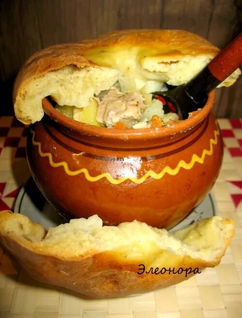 В горшочке с крышкой из теста. Жаркое в горшочке с тестом. мясо в хлебном горшочке. мясо в горшочках. горшочек с тестом.