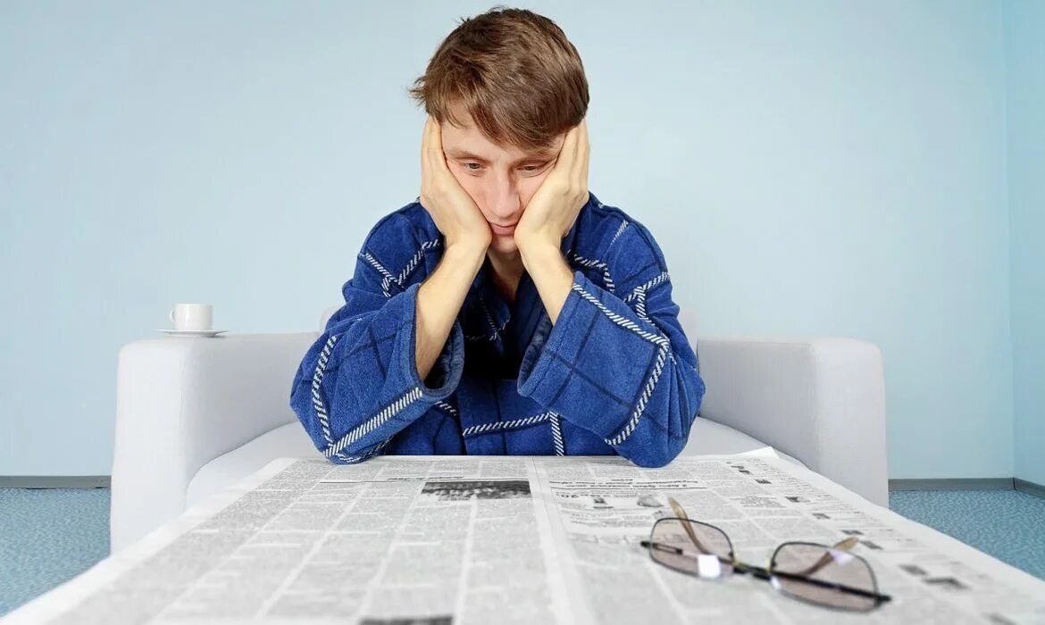 Безработица поиск работы. Безработица. безработный человек. поиск работы. работа ищет человека.