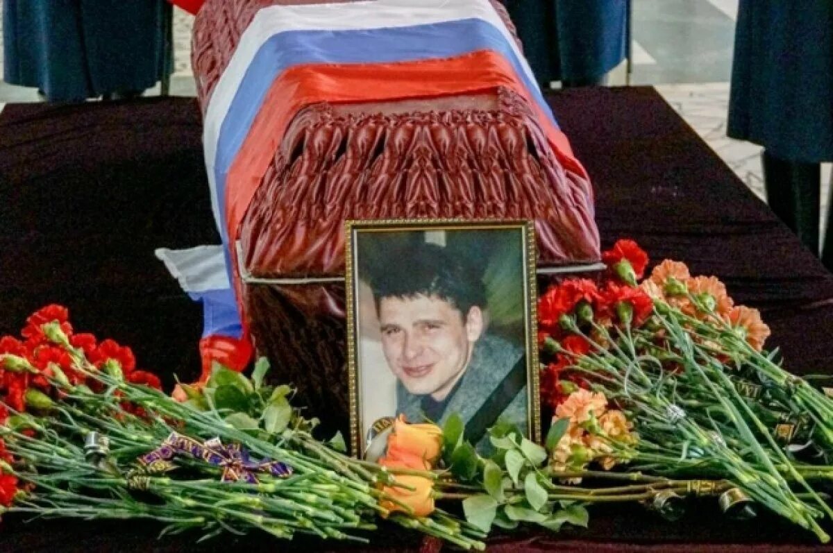 Сколько погибших на сво официально. Похороны военнослужащего. Прощание с погибшим солдатом. Могилы российских солдат.