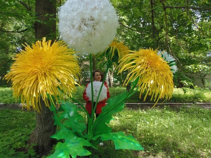 Фотозона одуванчик. Одуванчик гигант изолон. Фотозона большие цветы. Одуванчик декор для сада. Фотозона одуванчики.