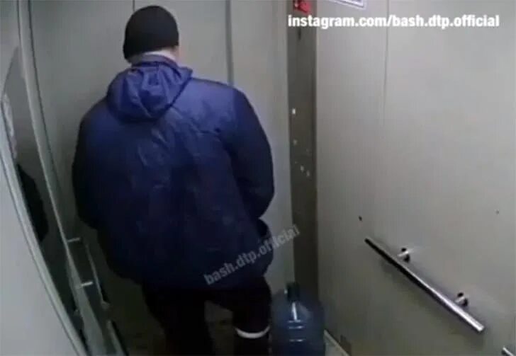 Бомжиха справляет нужду. Справляет нужду на остановке. Справил нужду на бездомного. Справила нужду в подъезде. Нужду в объекте необходимом для.