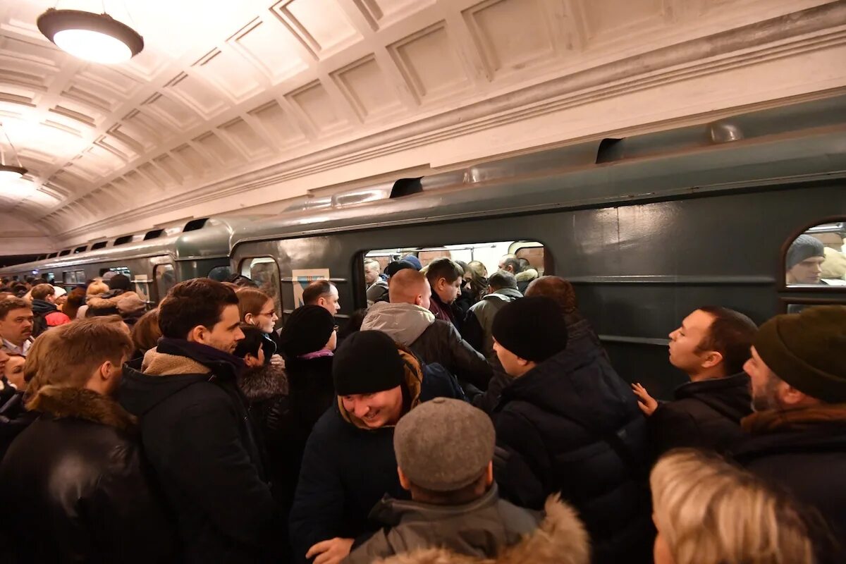 Км в час в метро. Московское метро час пик. Час пик в метро в Москве. Станция Выхино час пик. ЧАСПИК В Московском метро.