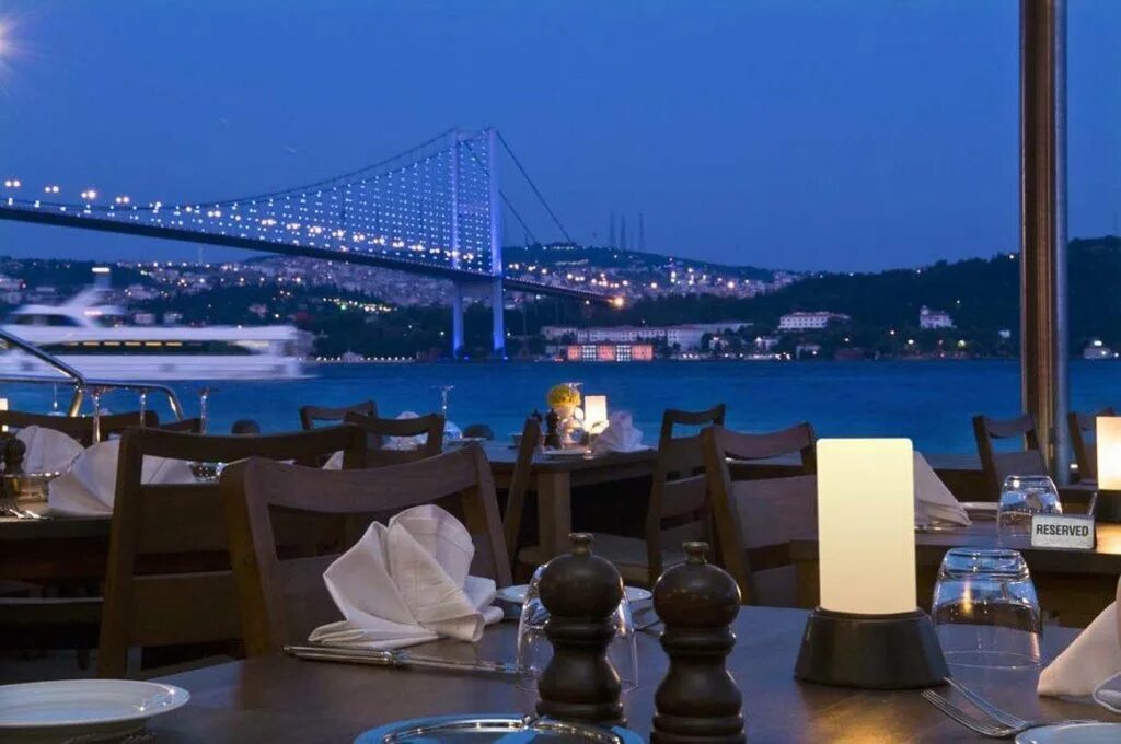 Рестораны стамбула с видом. Рэдиссон Блю Босфор Стамбул. Рэдиссон Босфор Стамбул отель. Стамбул ресторан Босфор. Босфор Турция Стамбул ресторан.