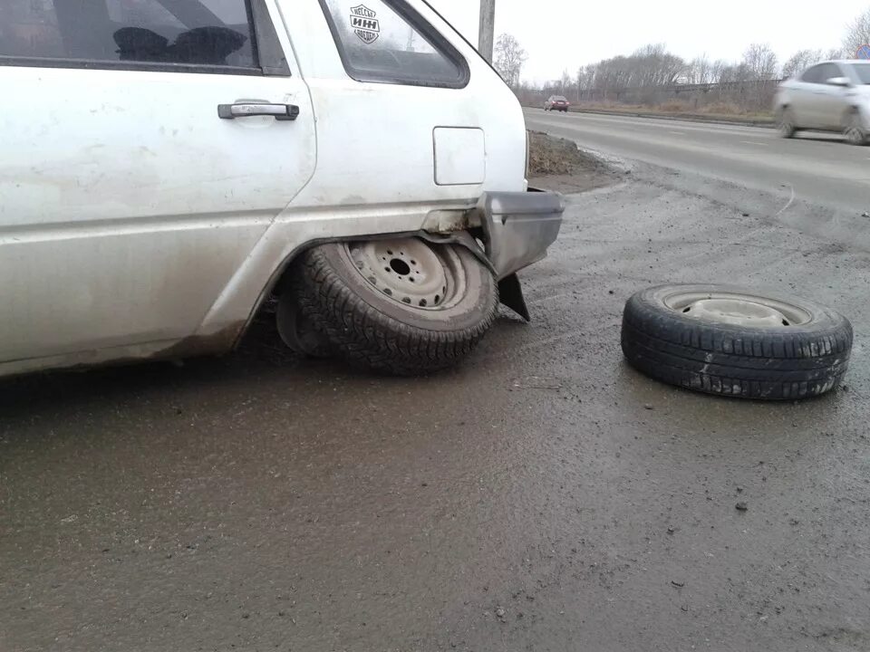 Колеса во время движения. Оторвало колесо ИЖ Ода. Отвалилось колесо. От машины отвалилось колесо. Отпало колесо на ходу.