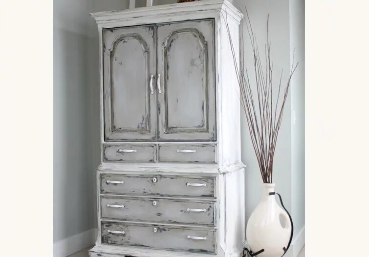 Шкаф старый перекрашен белый. Перекраска шкафа. Старый шкаф. Покрасить шкаф. Старый шкаф.