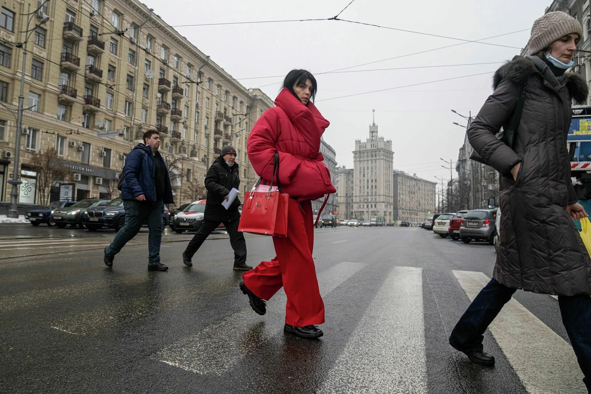 Огромная тревога. Прохожие люди. Москва люди прохожие. Русские прохожие. Фото прохожих.