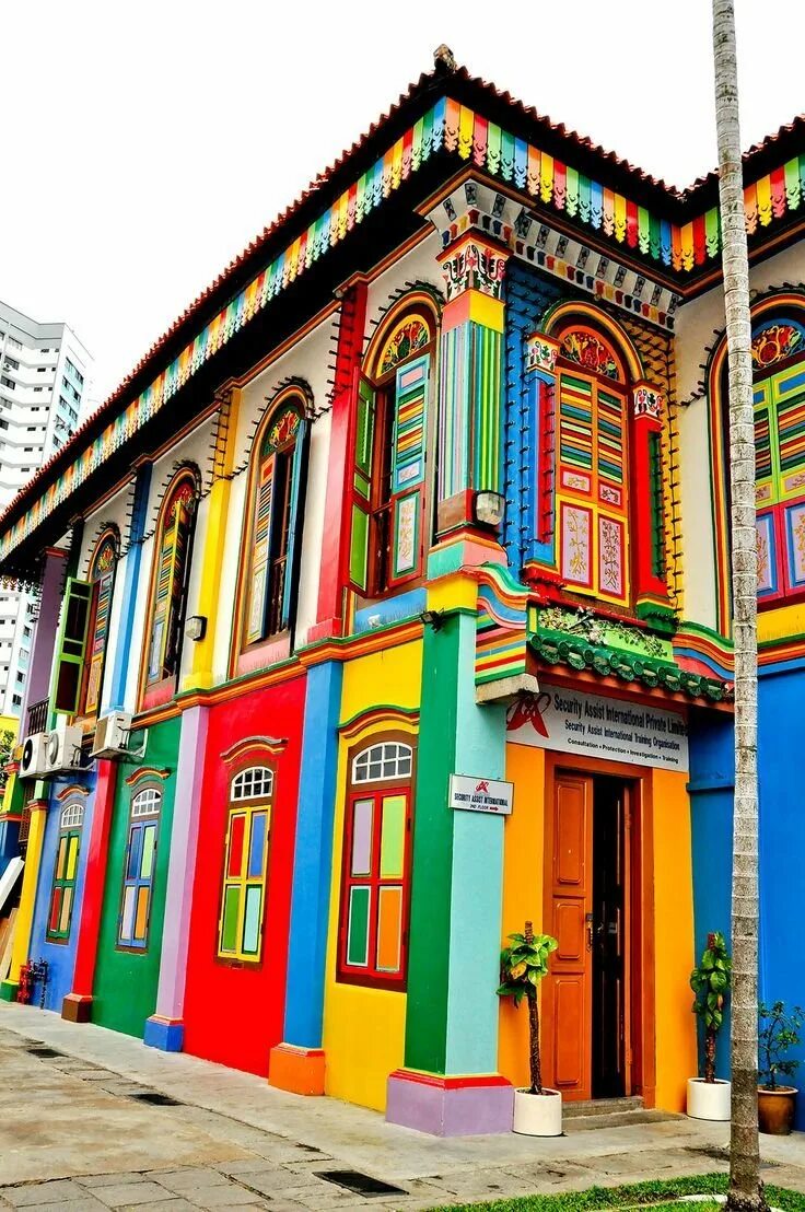 Разноцветный дом. Разноцветные домики. Цветные фасады зданий. Яркие фасады. Color street